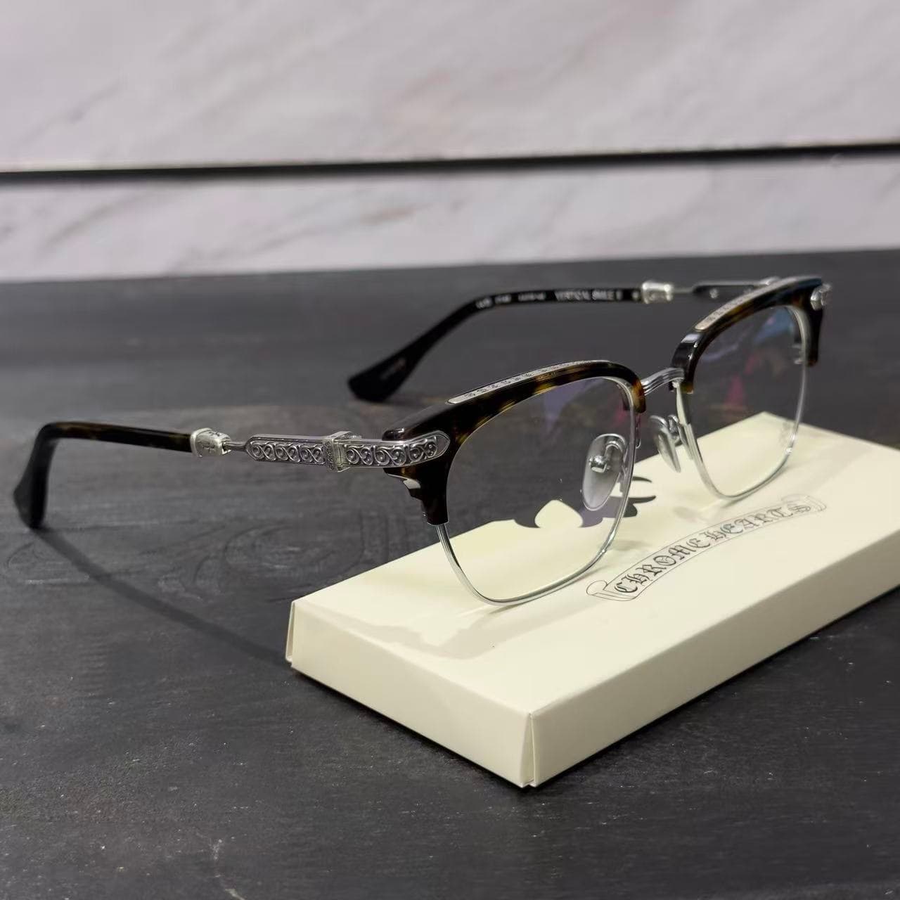 Очки Chrome Hearts VERTICAL SMILE II на фирменной подставке
