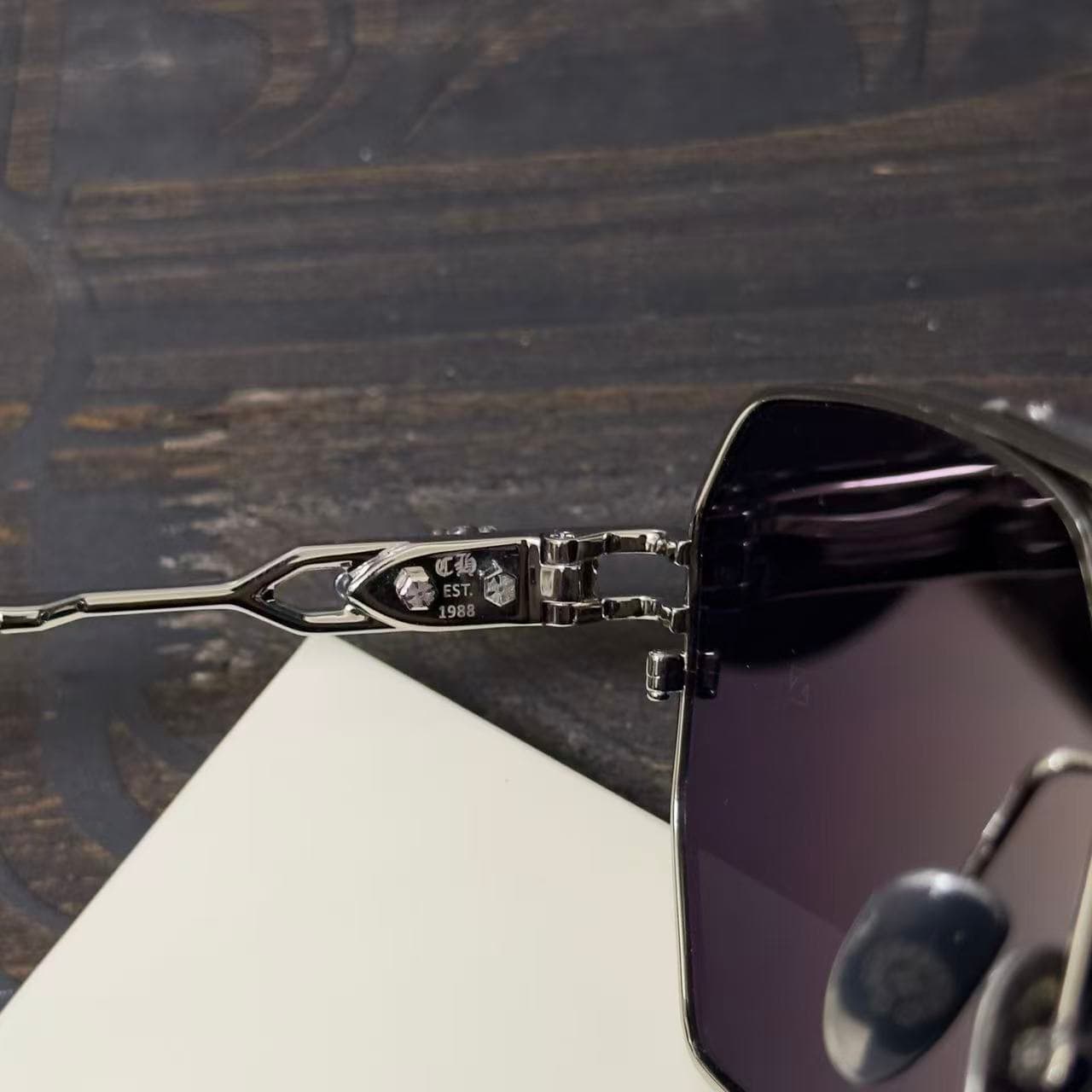 Шарнирное крепление заушника очков Chrome Hearts RIPPING с фирменным серебряным декором