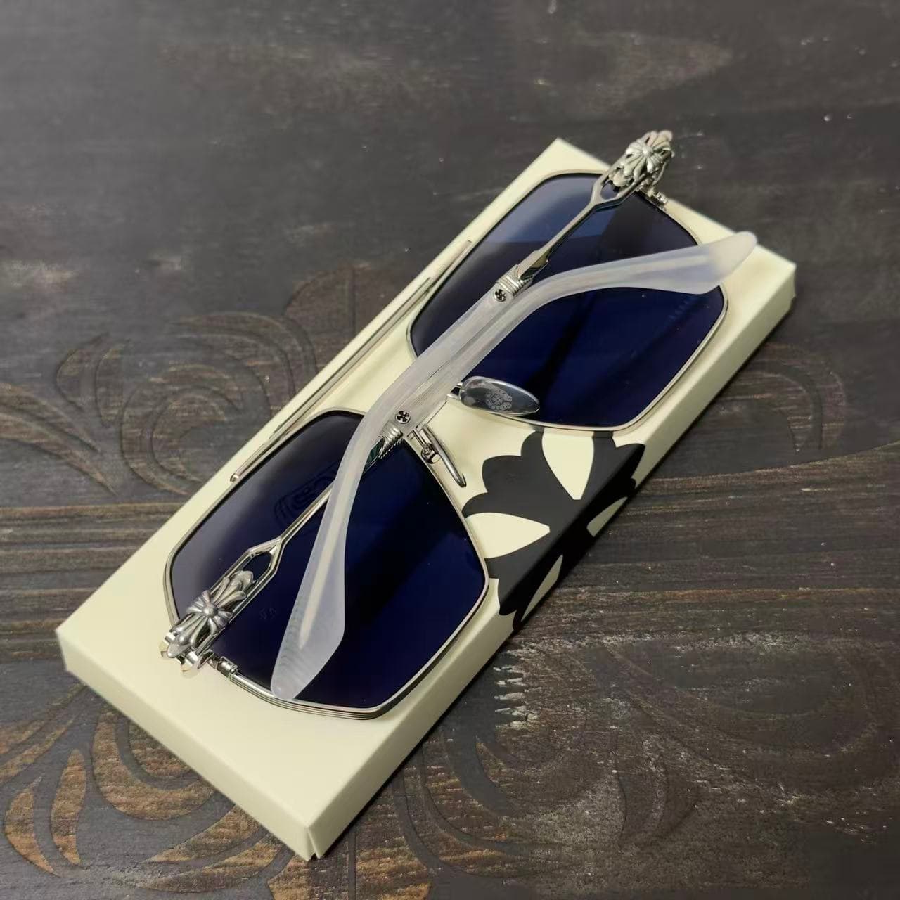 Очки Chrome Hearts RIPPING в сложенном виде на подставке — вид сверху