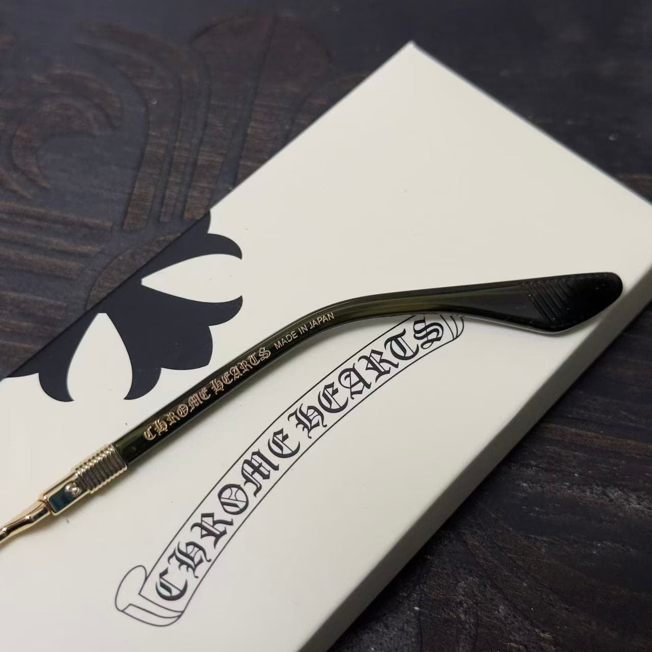 Гравировка Chrome Hearts Made in Japan на внутренней стороне заушника