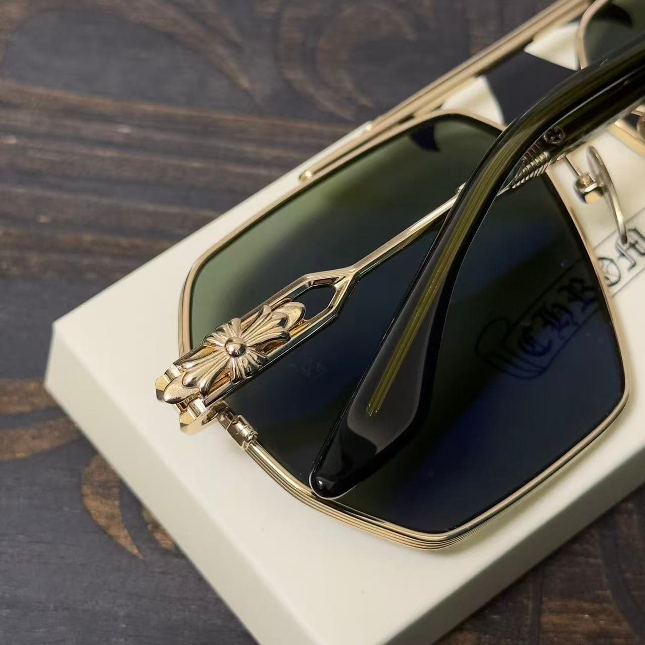 Декоративный серебряный элемент в виде креста на заушнике очков Chrome Hearts крупным планом