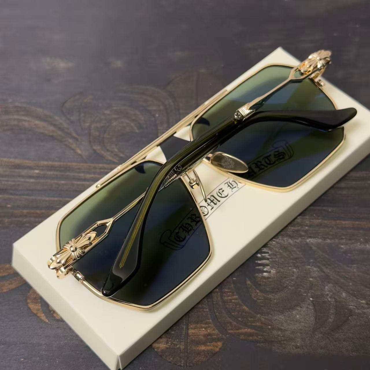 Очки Chrome Hearts RIPPING в сложенном виде со стороны носоупоров