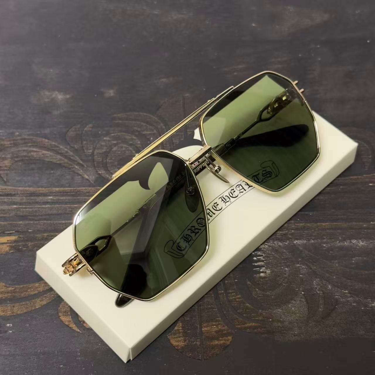 Очки Chrome Hearts RIPPING с тёмными линзами, вид спереди сверху