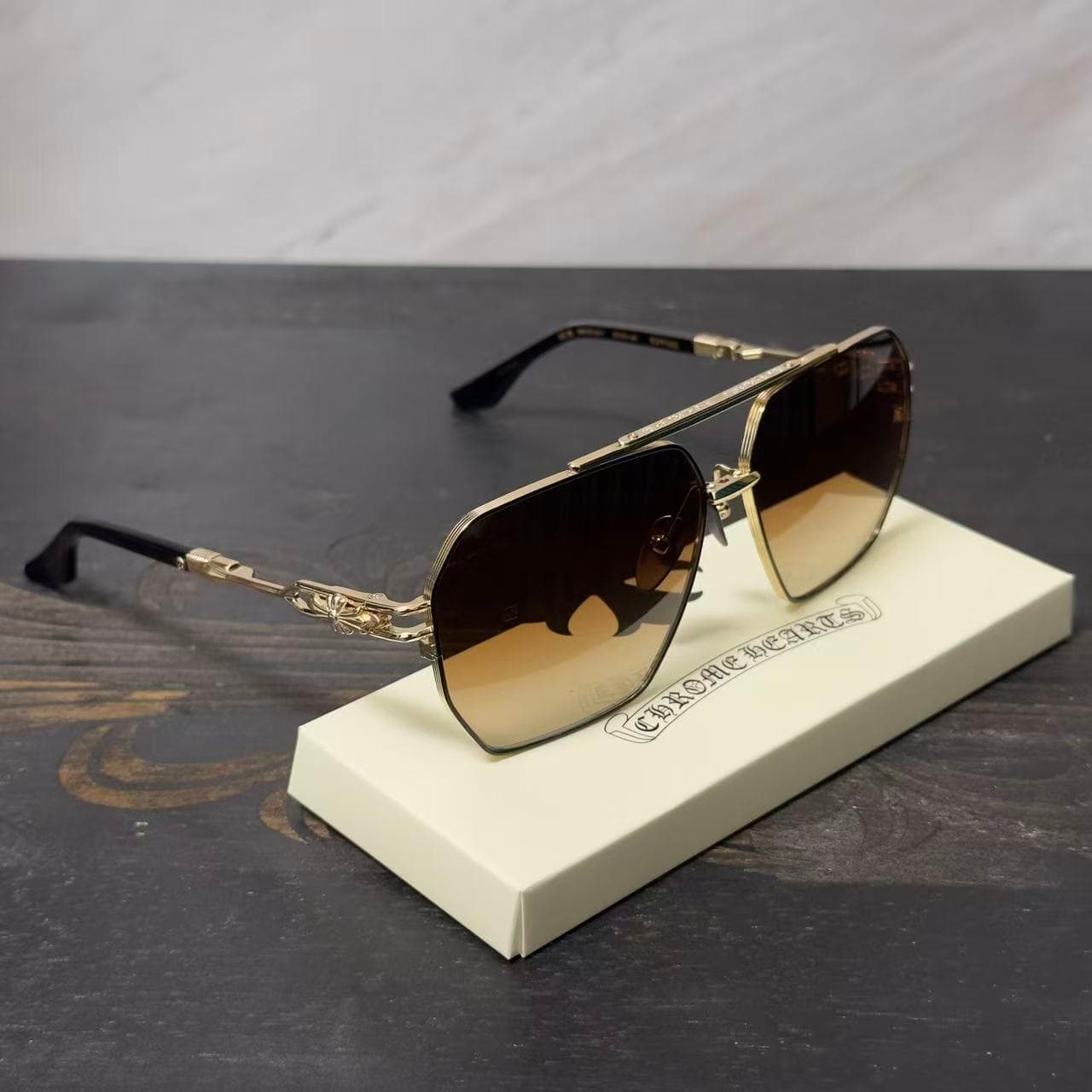 Очки Chrome Hearts RIPPING в золотистом металле — вид сбоку на фирменные дужки