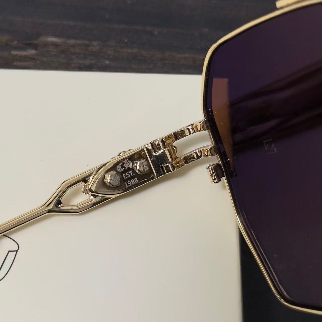 Крупный план шарнирного соединения и гравировки CH EST. 1988 на оправе Chrome Hearts RIPPING