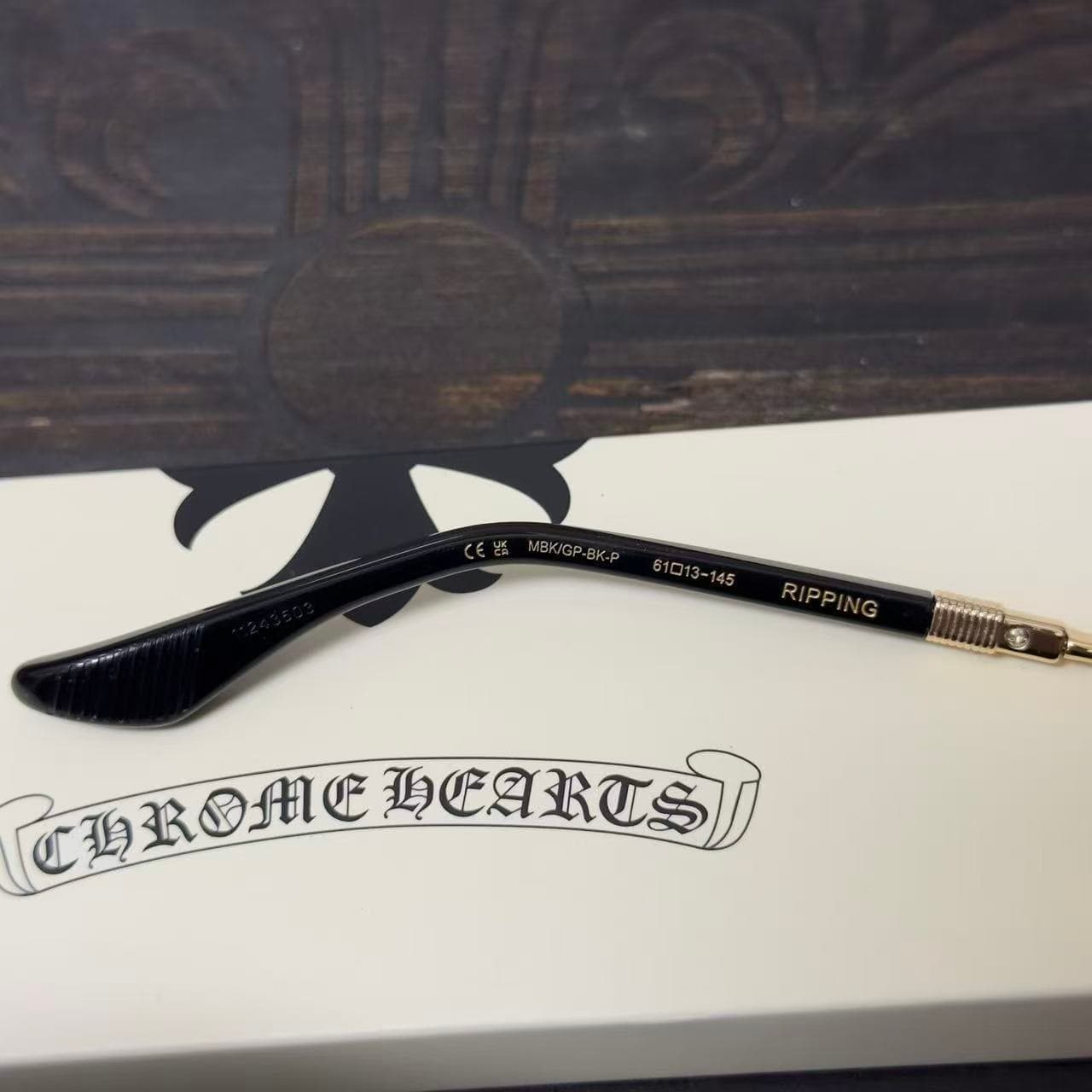 Внутренняя сторона заушника очков Chrome Hearts с маркировкой модели RIPPING и размерами 61-13-145