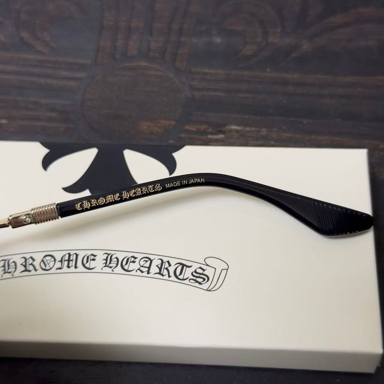 Внутренняя сторона заушника с фирменной надписью Chrome Hearts Made in Japan