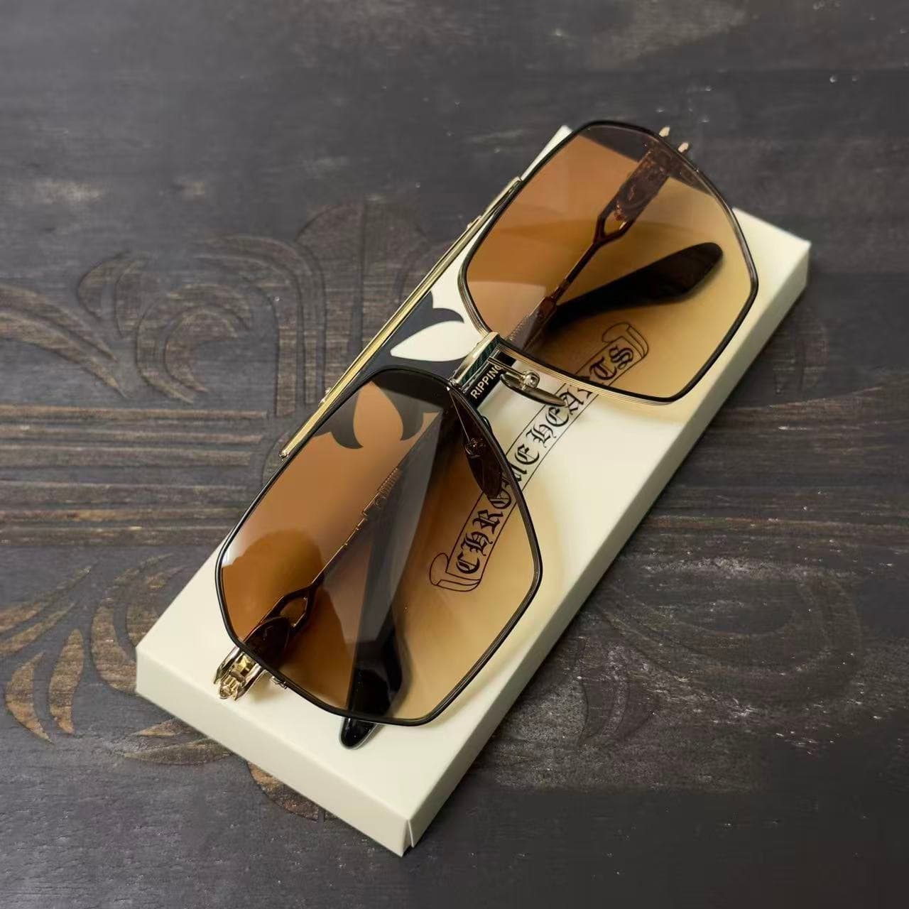 Очки Chrome Hearts RIPPING на белой подставке — вид сверху
