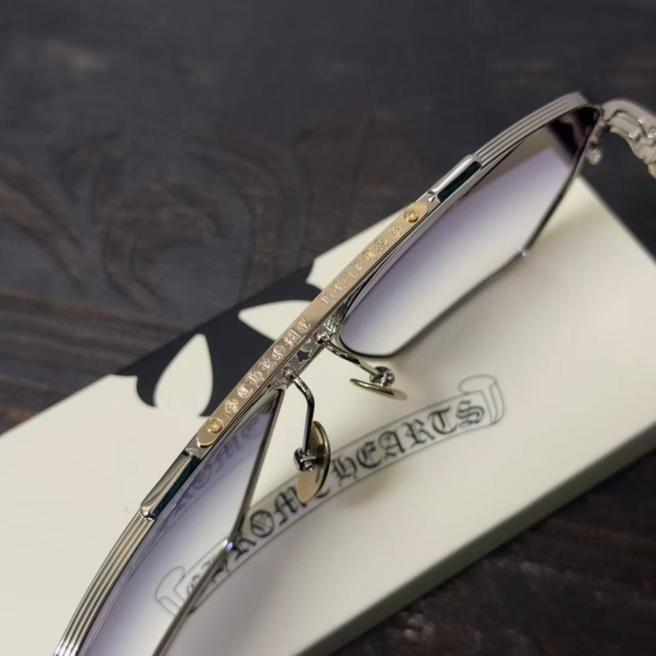 Верхняя планка оправы Chrome Hearts RIPPING с рельефным готическим орнаментом