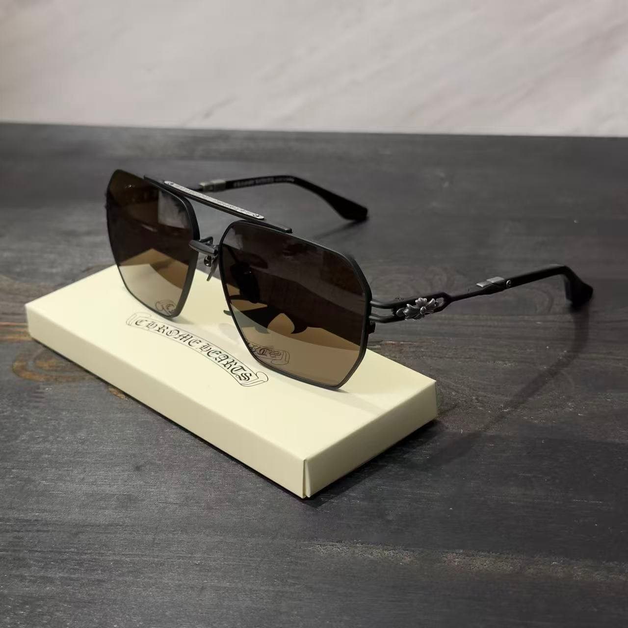 Солнцезащитные очки Chrome Hearts RIPPING черного цвета, ракурс спереди и сбоку