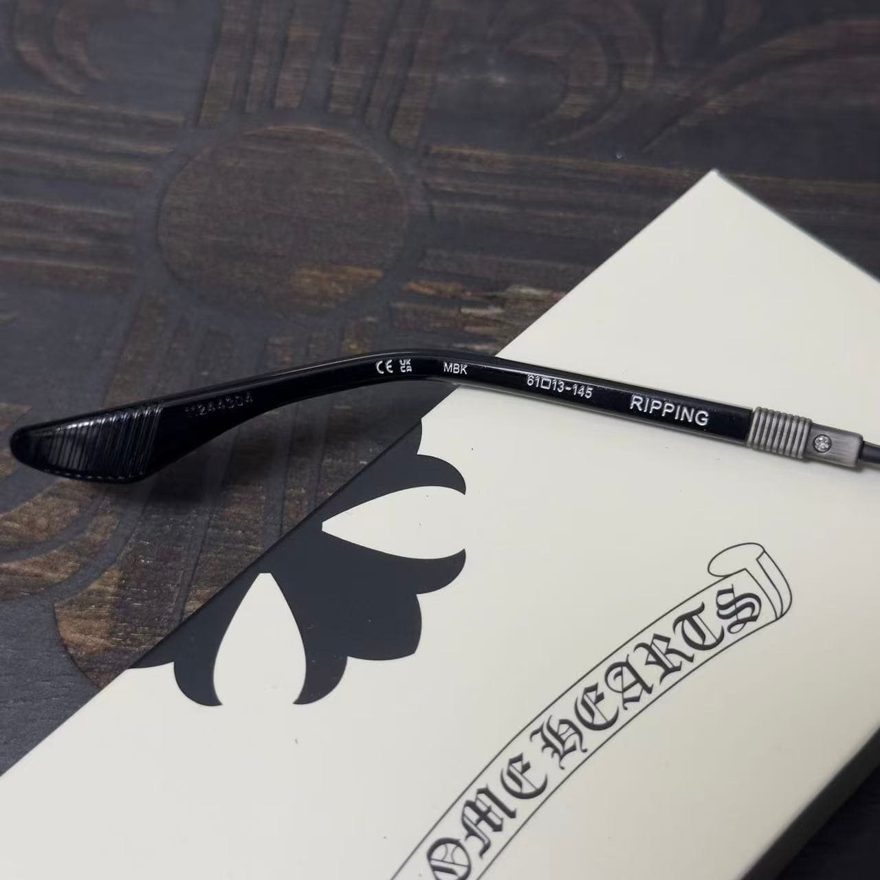 Внутренняя сторона дужки очков Chrome Hearts с маркировкой размера 61-13-145 и модели RIPPING