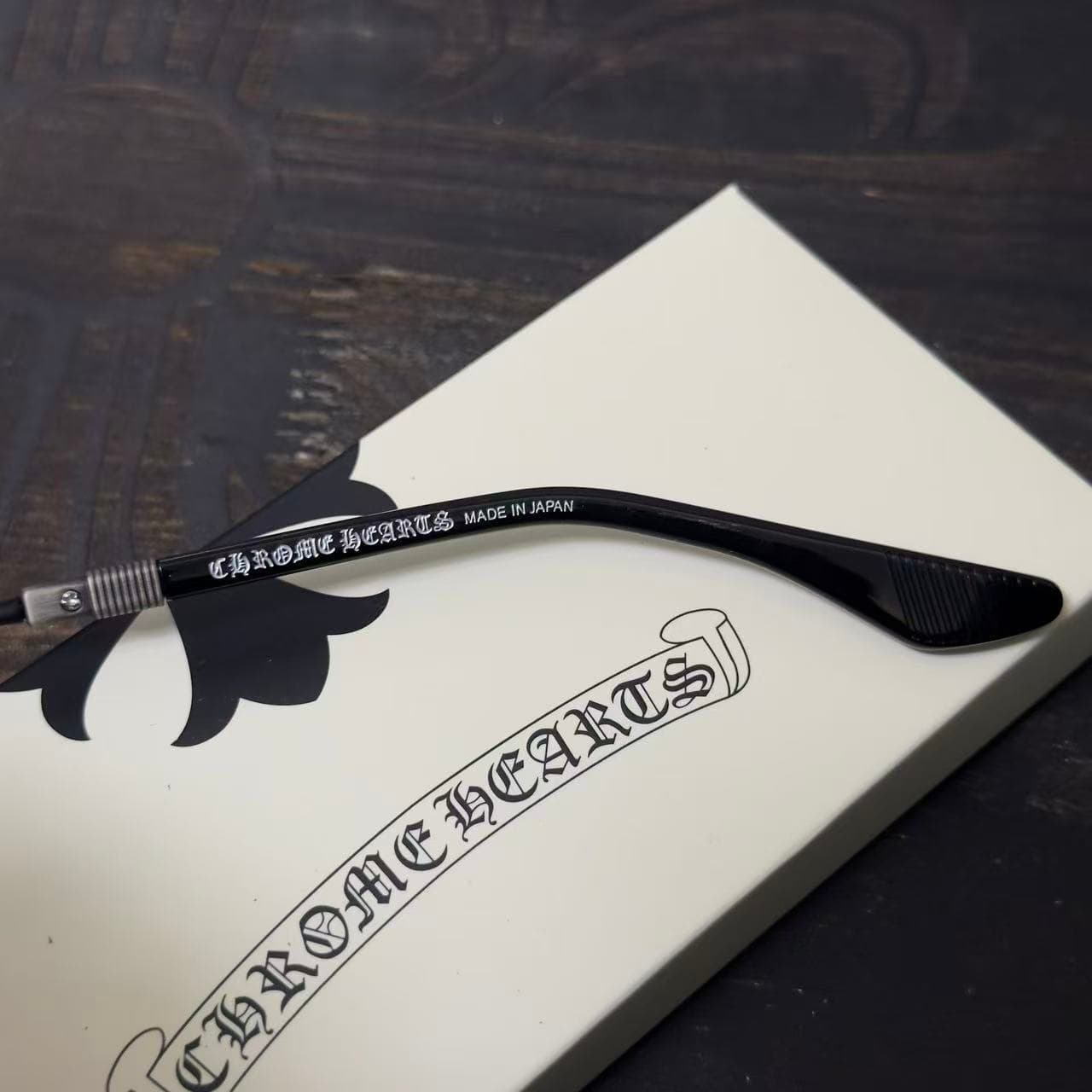 Надпись Chrome Hearts Made in Japan на внутренней стороне заушника очков