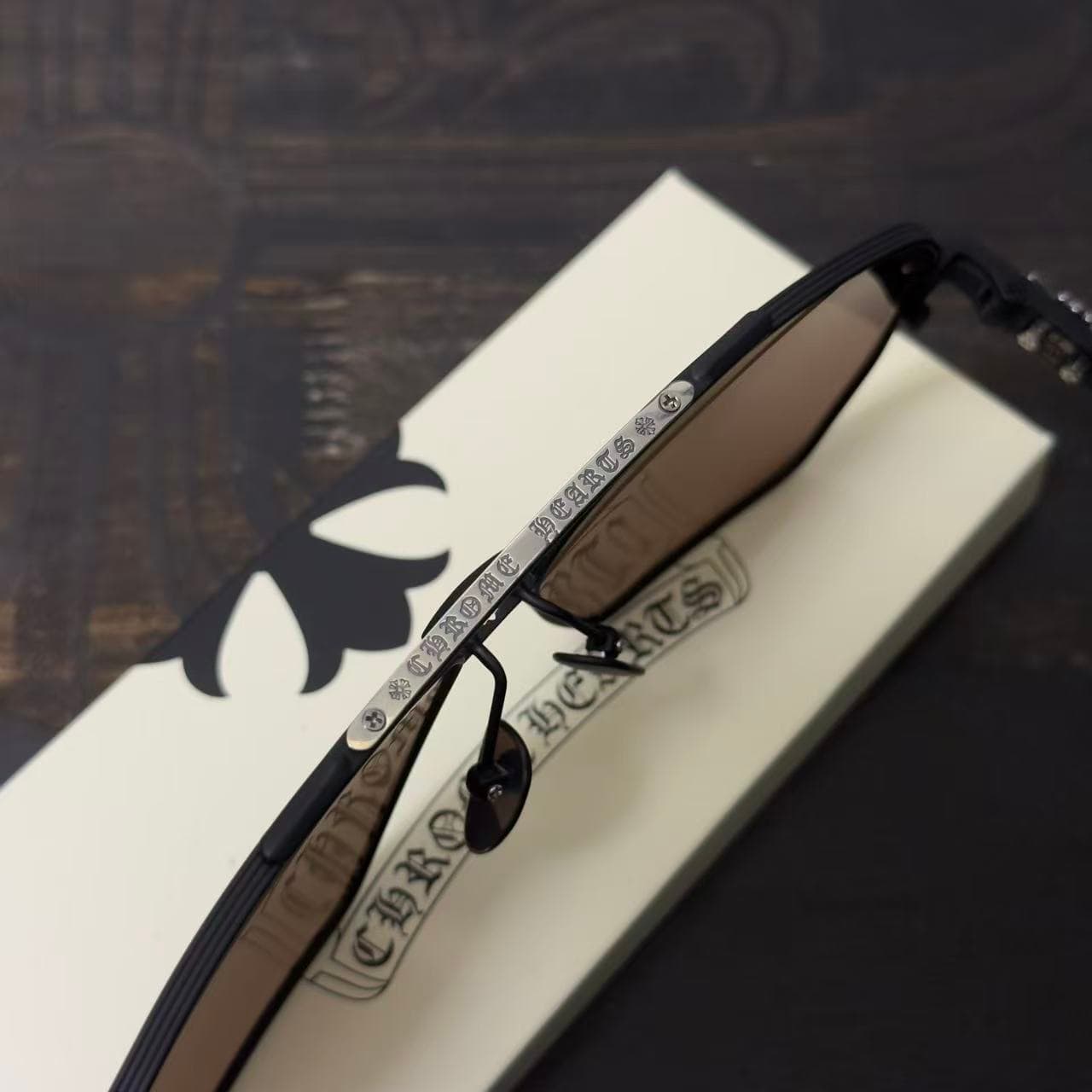 Гравировка с фирменным логотипом на верхней планке оправы Chrome Hearts RIPPING