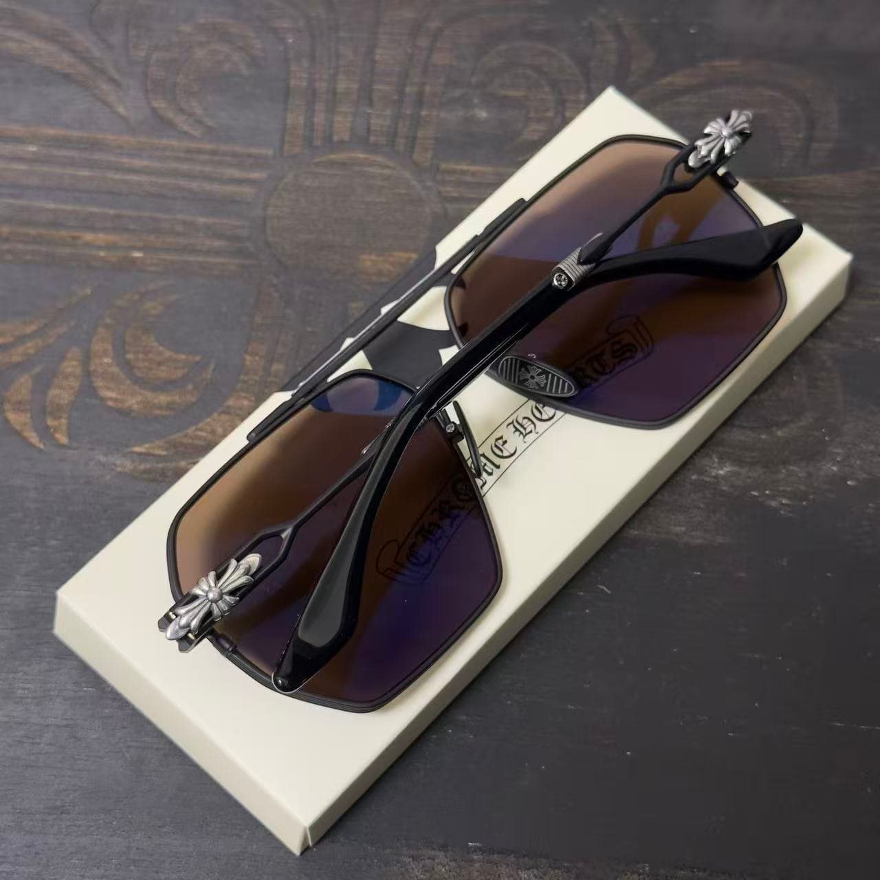 Очки Chrome Hearts RIPPING в сложенном виде на фирменной подставке