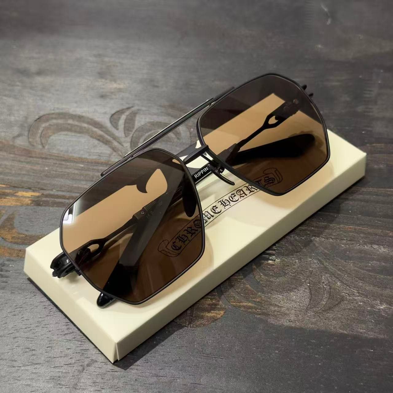 Очки Chrome Hearts RIPPING с затемненными линзами, вид спереди сверху