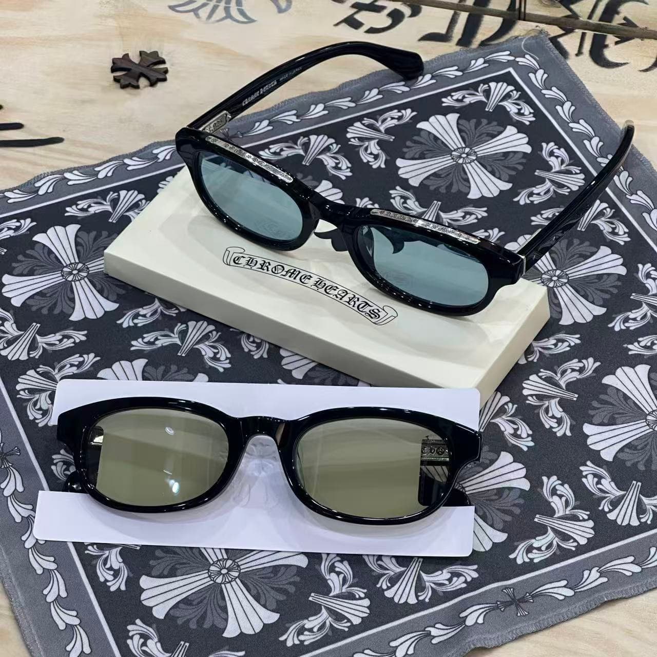 Очки Chrome Hearts LOWRIDER в черной оправе на фирменной салфетке