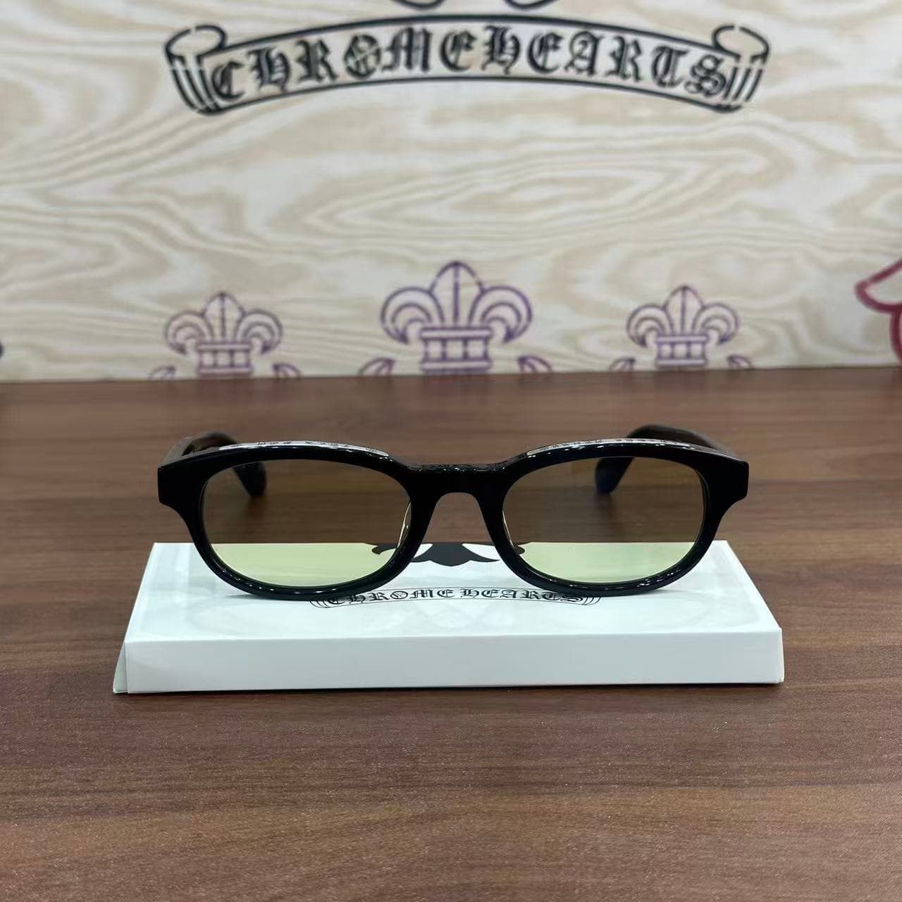 Фронтальный вид очков Chrome Hearts LOWRIDER