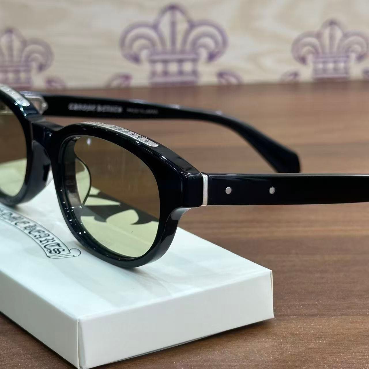 Крупный план оправы и дужки очков Chrome Hearts LOWRIDER