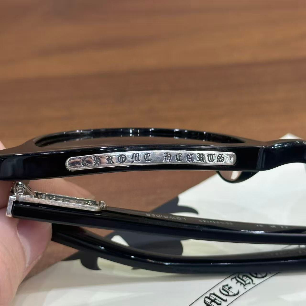 Серебряная вставка с гравировкой Chrome Hearts на оправе
