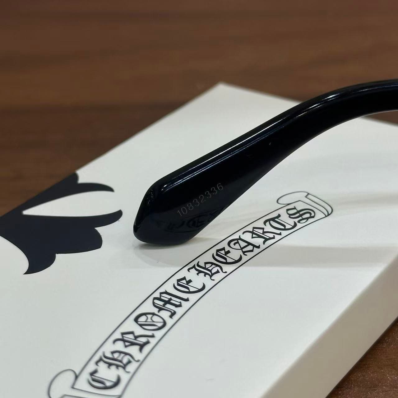 Заушник очков Chrome Hearts с серийным номером