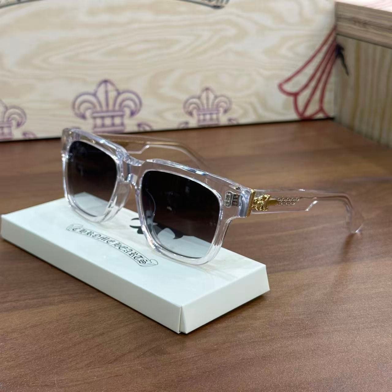 Очки Chrome Hearts BOX-OFFICER с затемненными линзами, вид спереди три четверти