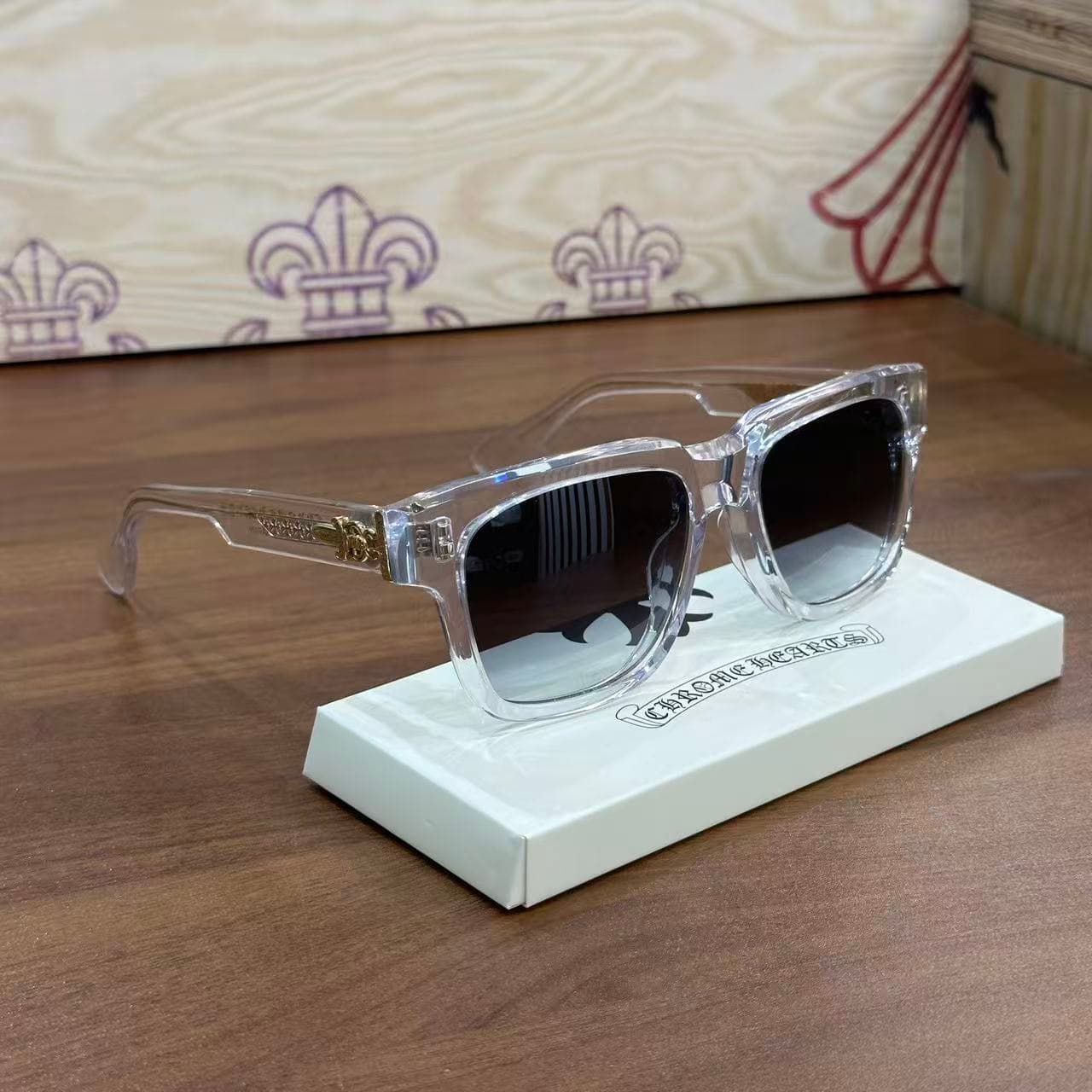Прозрачная оправа Chrome Hearts BOX-OFFICER с градиентными линзами на подставке