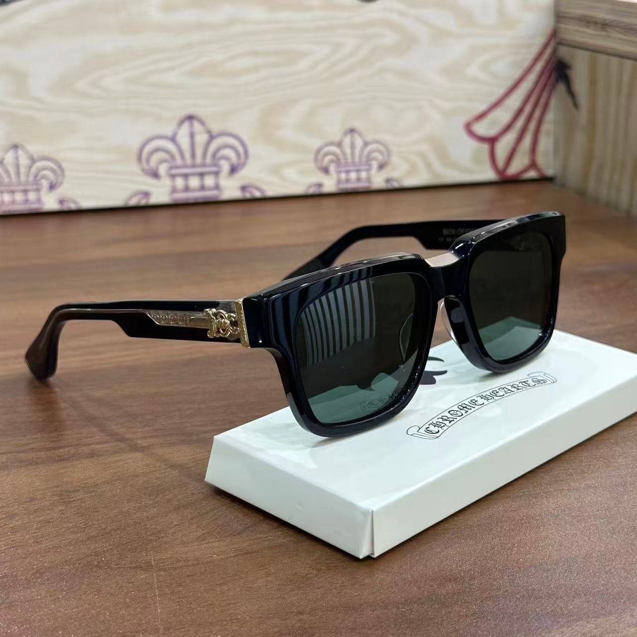 Солнцезащитные очки Chrome Hearts BOX-OFFICER в черной оправе на белой подставке