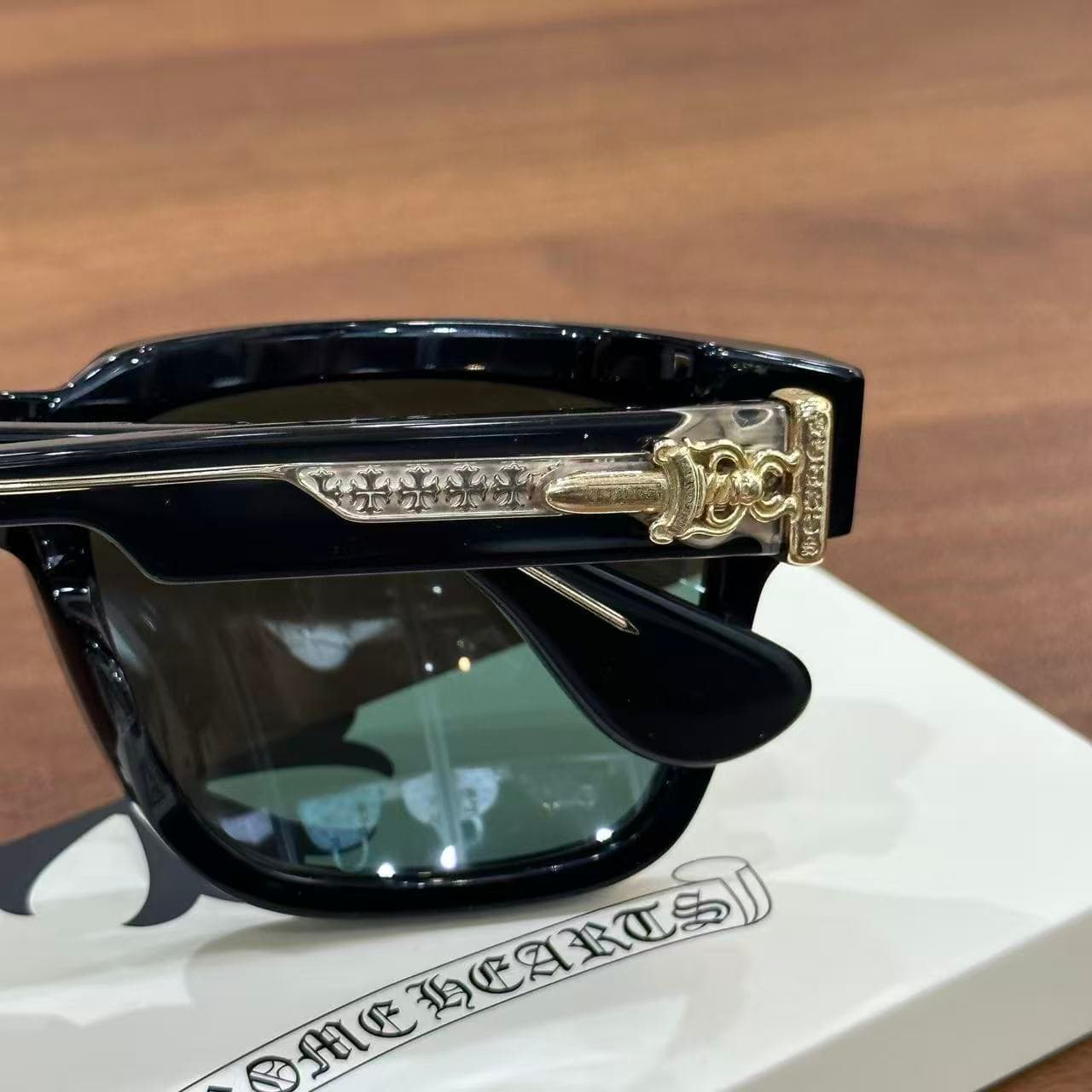 Фрагмент дужки очков Chrome Hearts BOX-OFFICER с объемным золотистым декором в виде кинжала