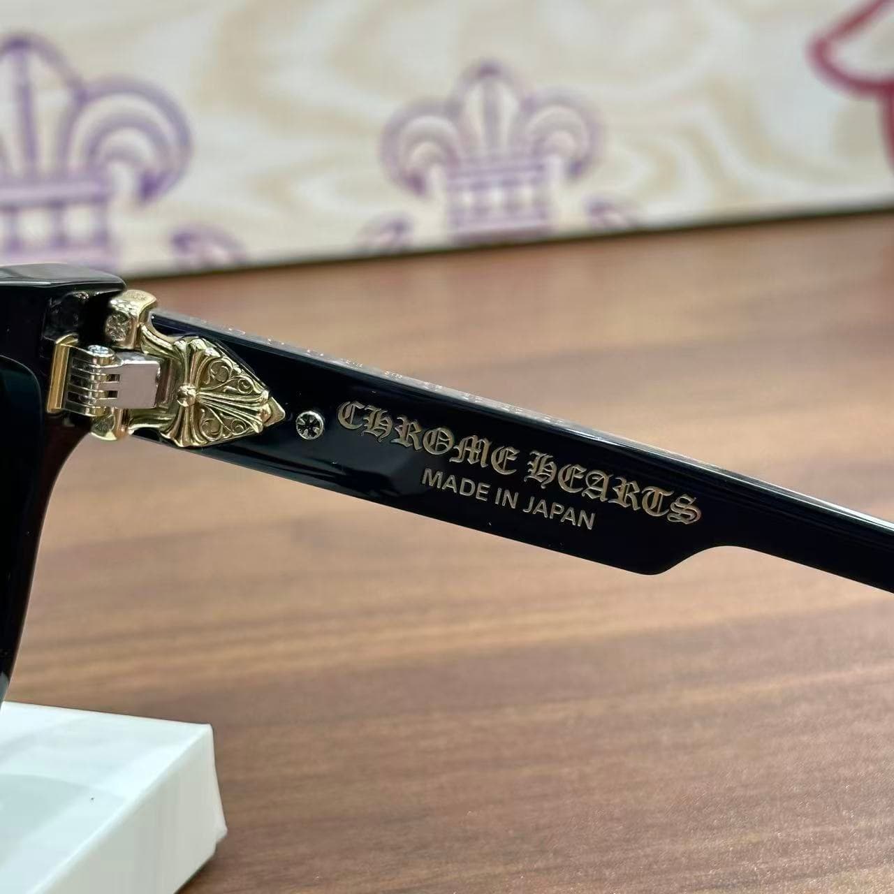 Внутренняя сторона дужки с тиснением Chrome Hearts Made in Japan и шарниром