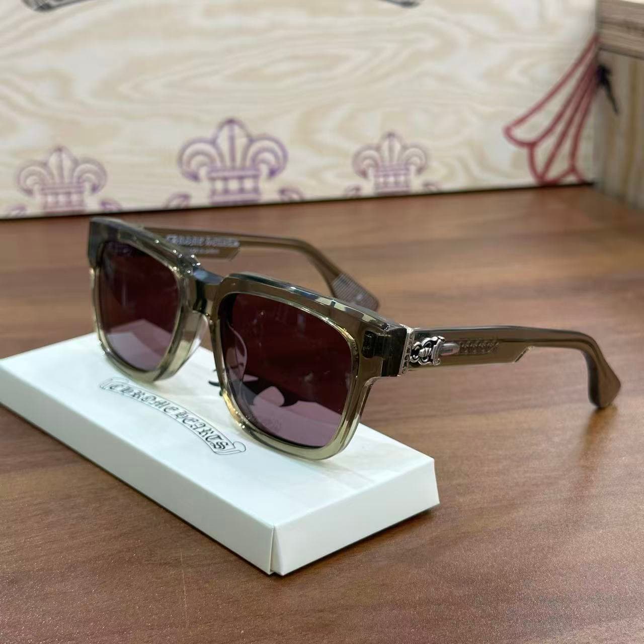 Очки Chrome Hearts BOX-OFFICER в полупрозрачной оправе, вид спереди три четверти