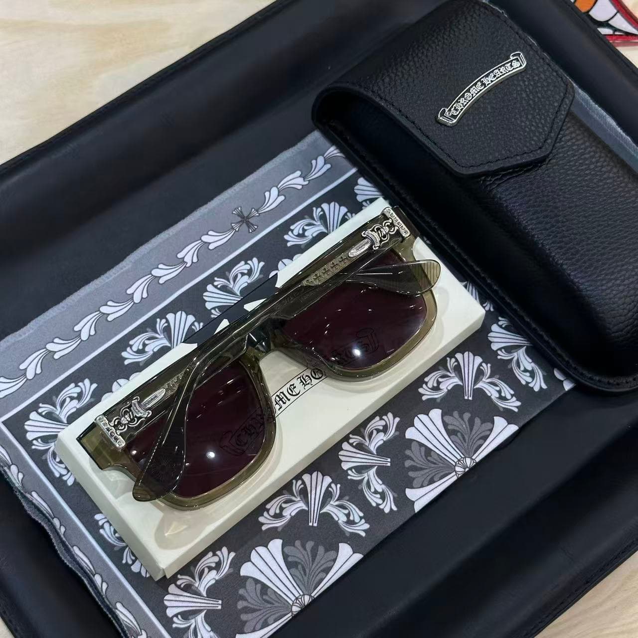 Очки Chrome Hearts BOX-OFFICER на подставке рядом с футляром