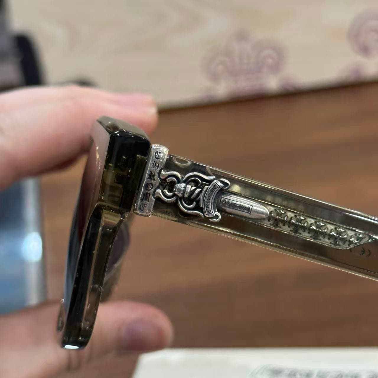 Декоративный элемент из серебра с кинжалом на заушнике очков Chrome Hearts