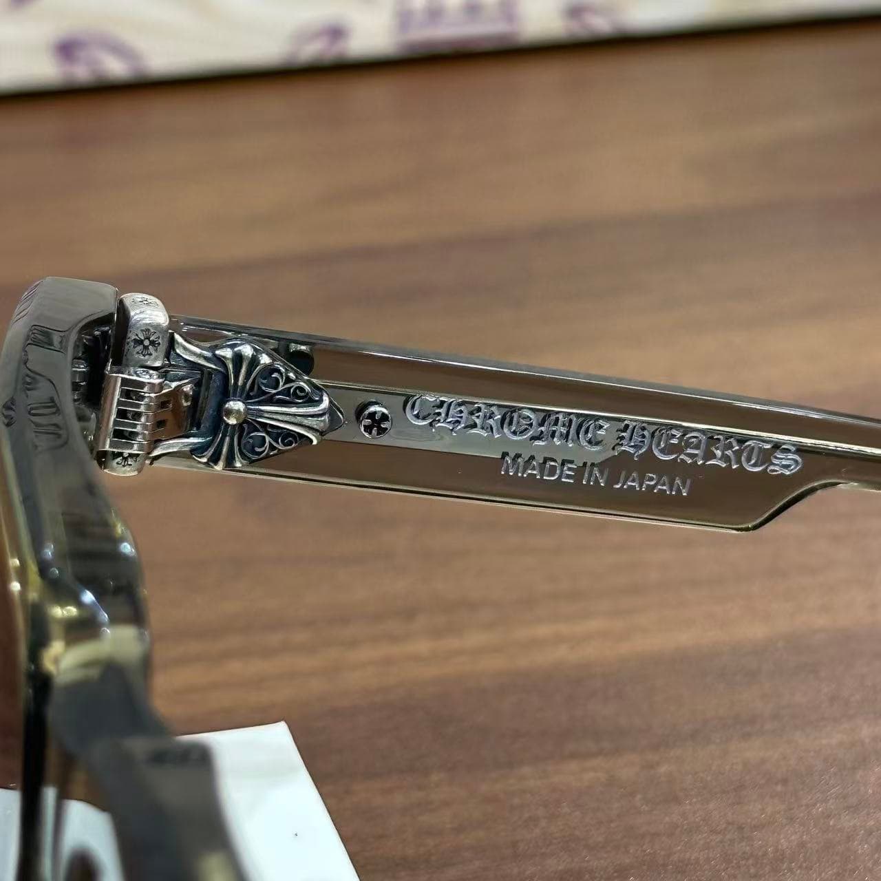 Гравировка Chrome Hearts Made in Japan на внутренней стороне дужки