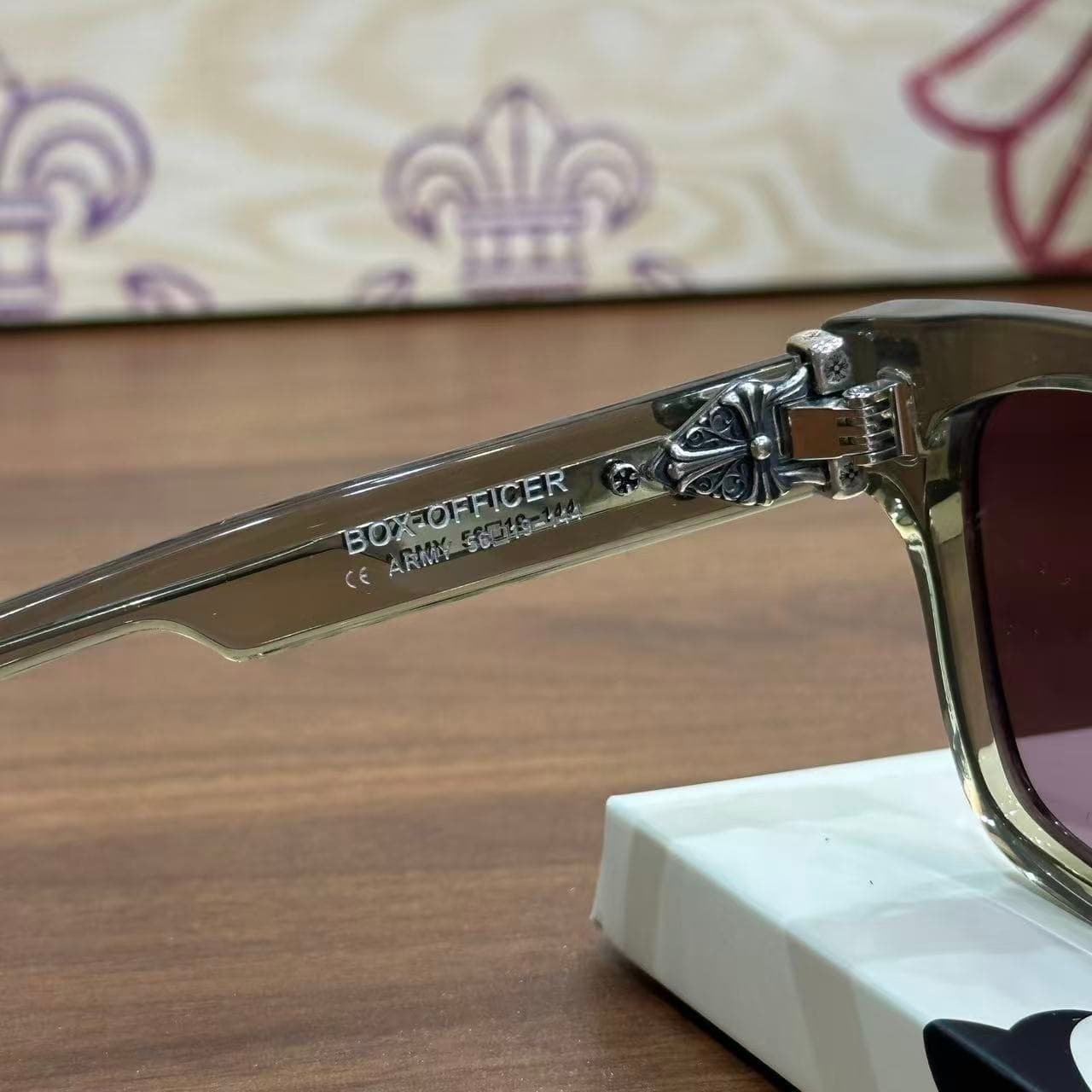 Маркировка модели BOX-OFFICER на внутренней стороне заушника очков Chrome Hearts