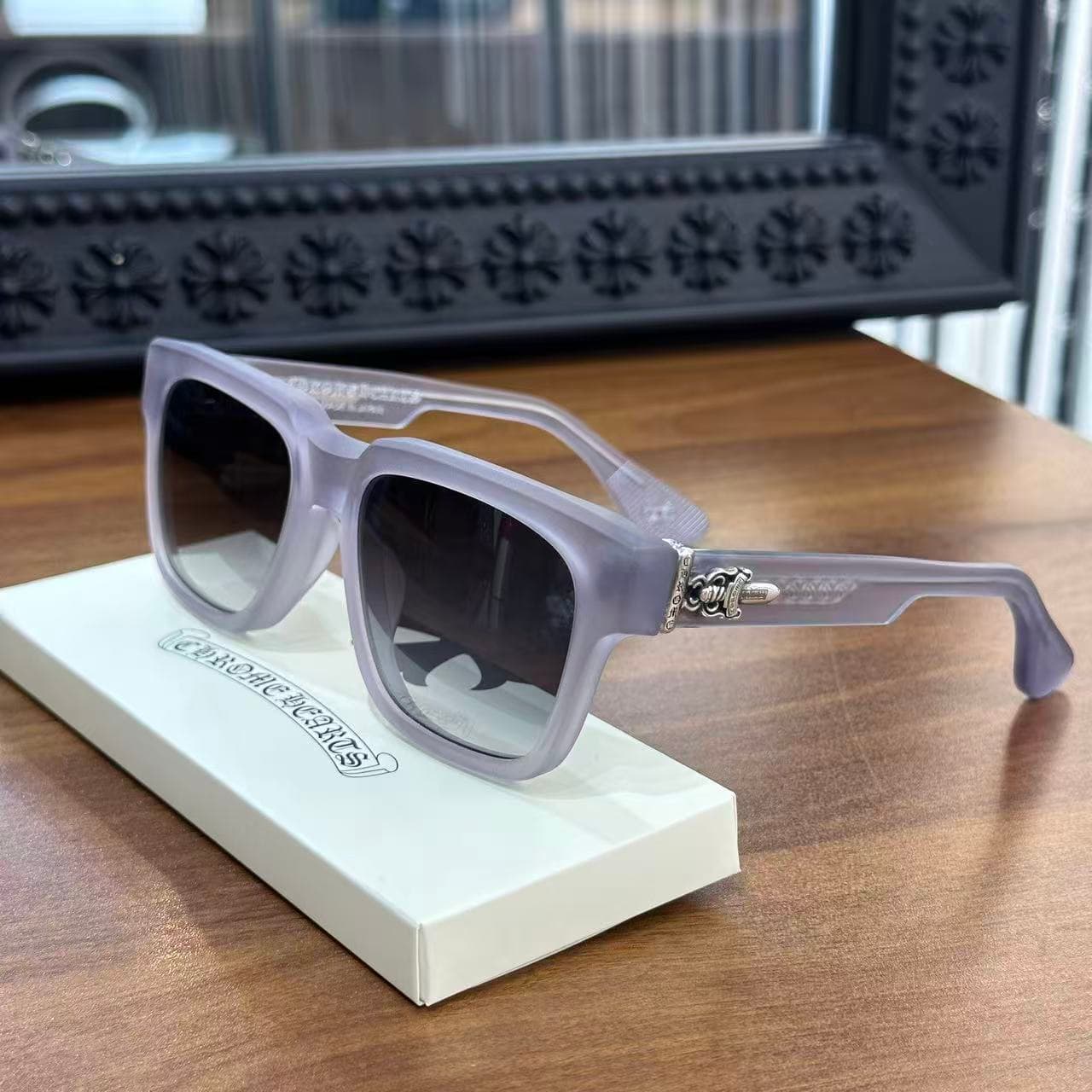 Солнцезащитные очки Chrome Hearts BOX-OFFICER в полупрозрачной оправе, вид сбоку