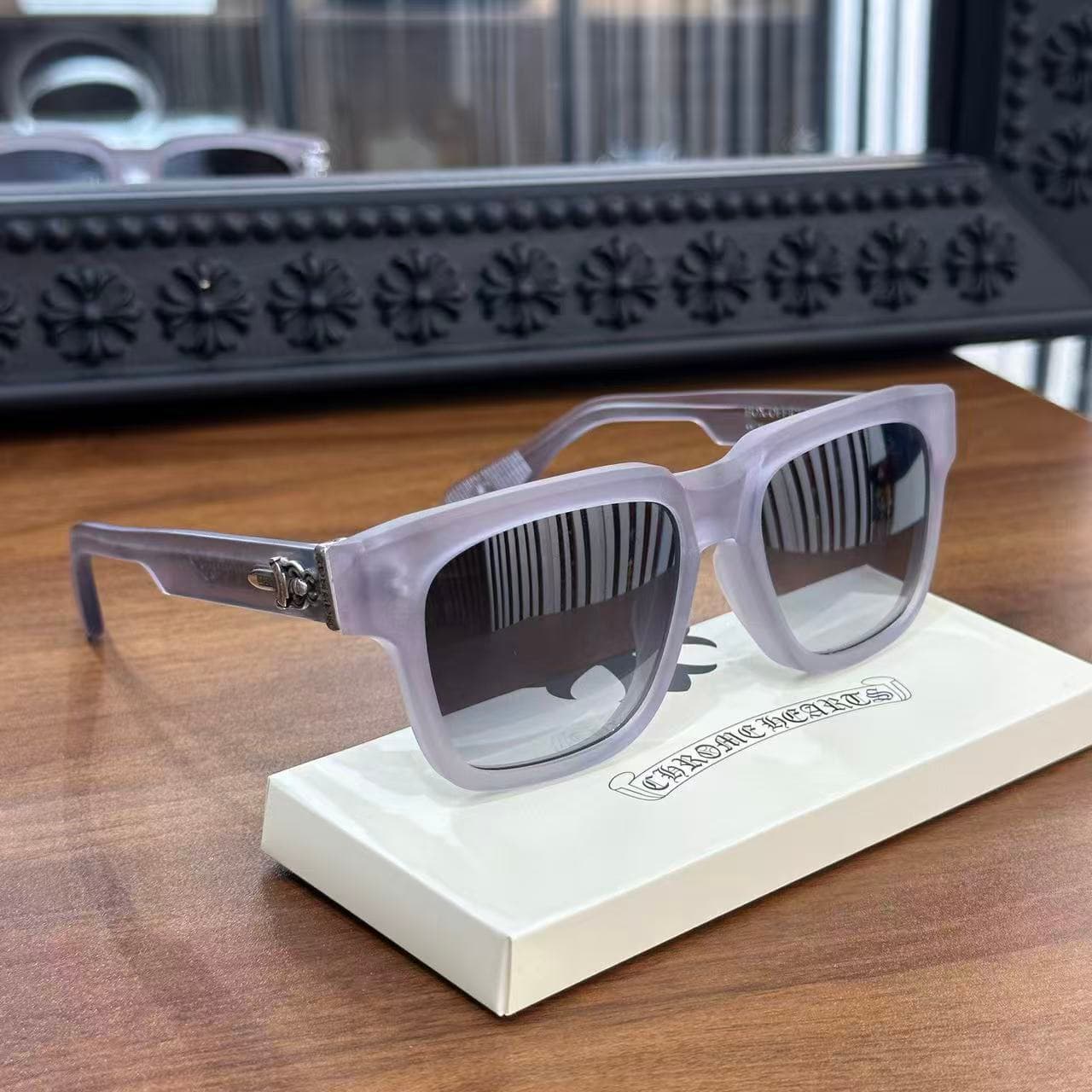 Очки Chrome Hearts BOX-OFFICER с затемненными линзами, ракурс три четверти
