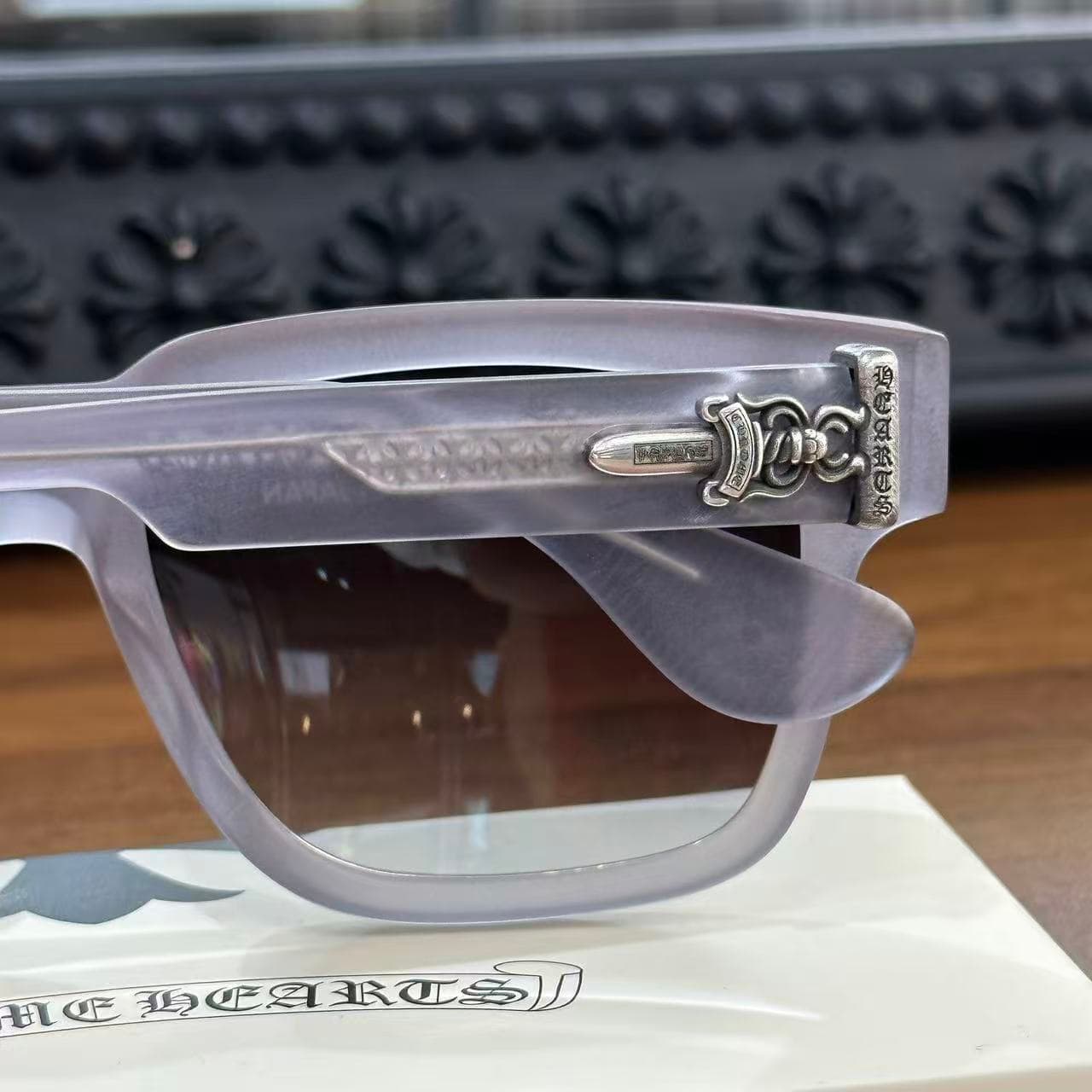 Крупный план серебряного декора в виде кинжала на дужке очков Chrome Hearts BOX-OFFICER