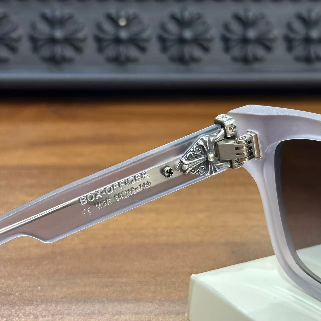 Внутренний шарнир очков Chrome Hearts BOX-OFFICER с маркировкой модели и размера