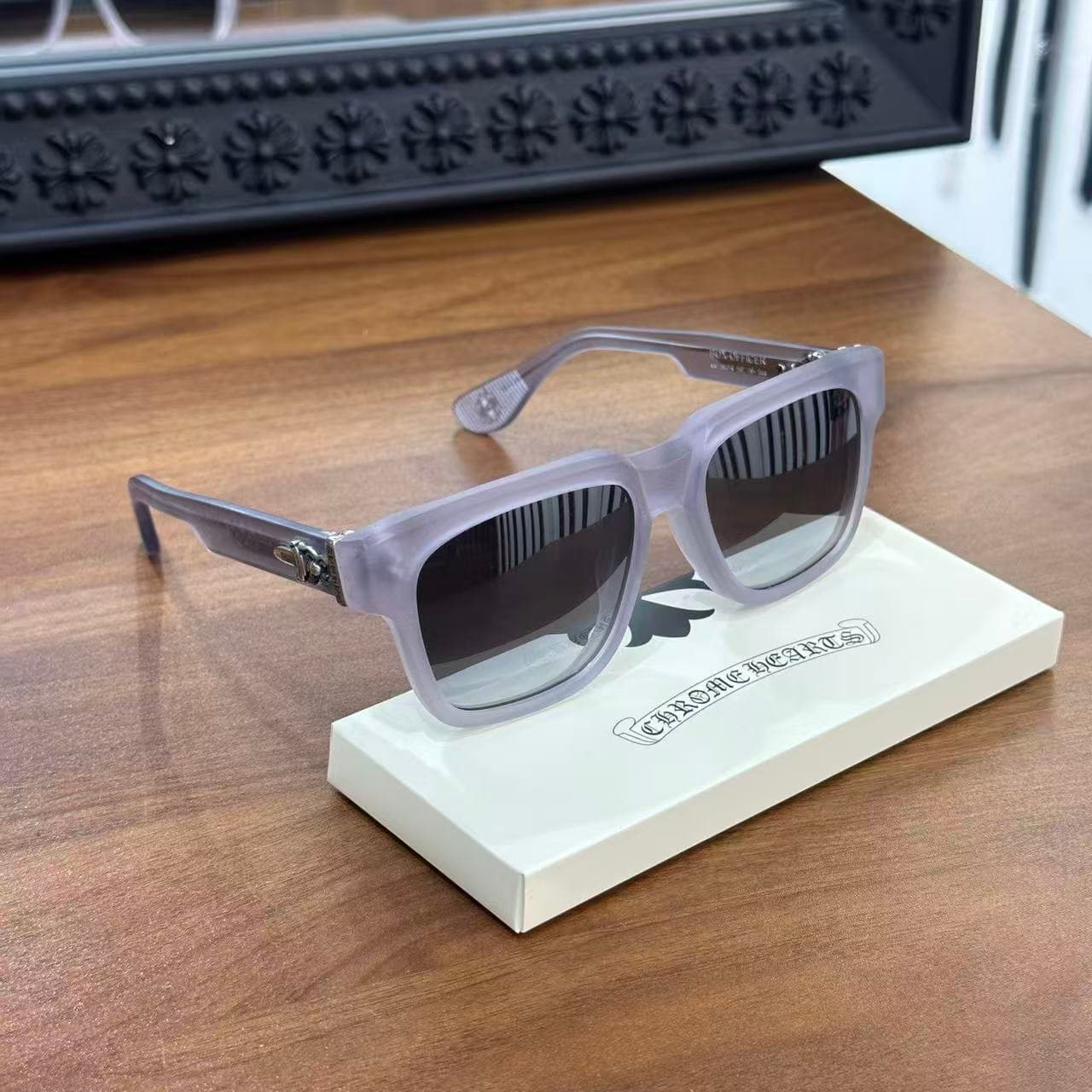 Общий вид солнцезащитных очков Chrome Hearts BOX-OFFICER на белой подставке