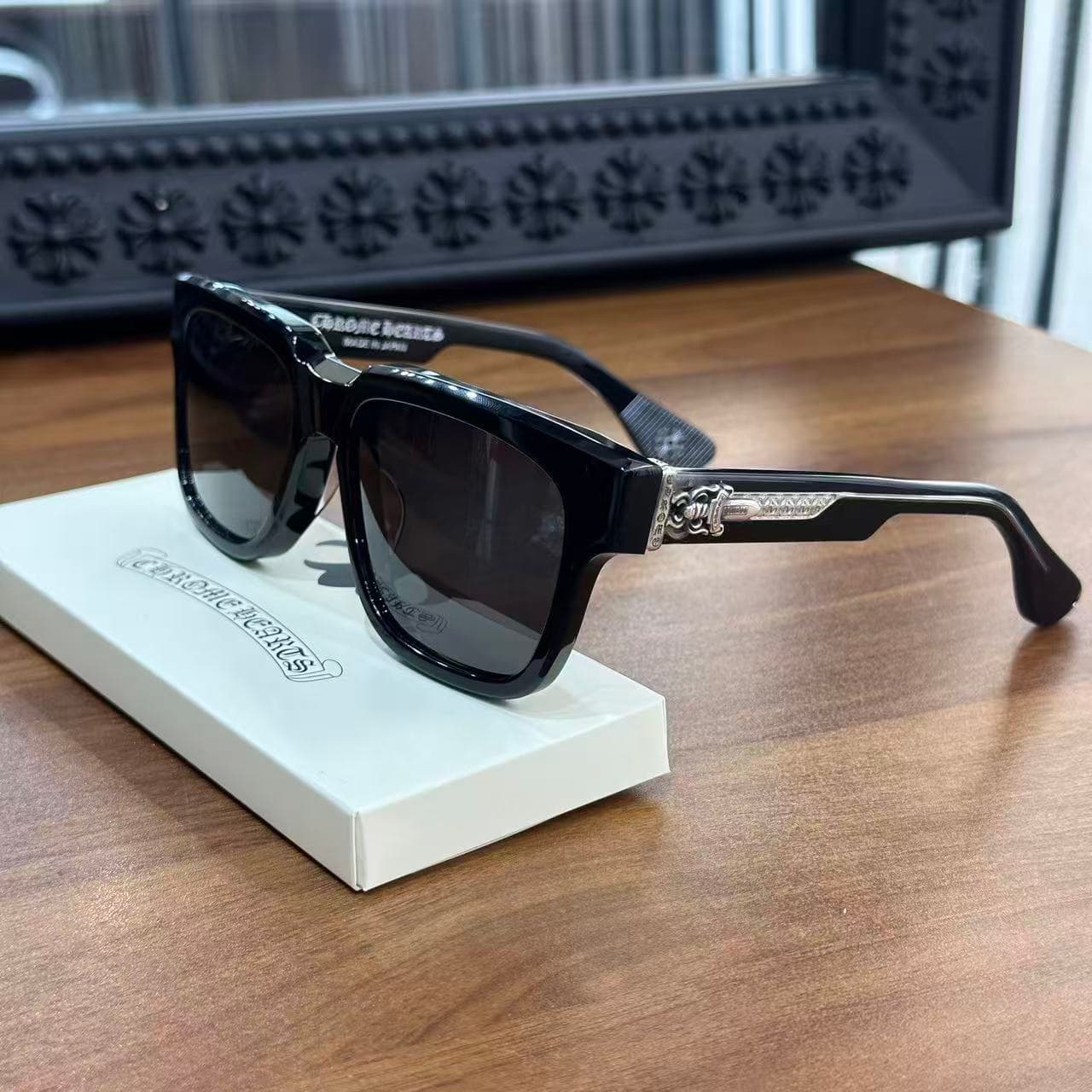 Очки Chrome Hearts BOX-OFFICER в черной оправе, ракурс три четверти спереди