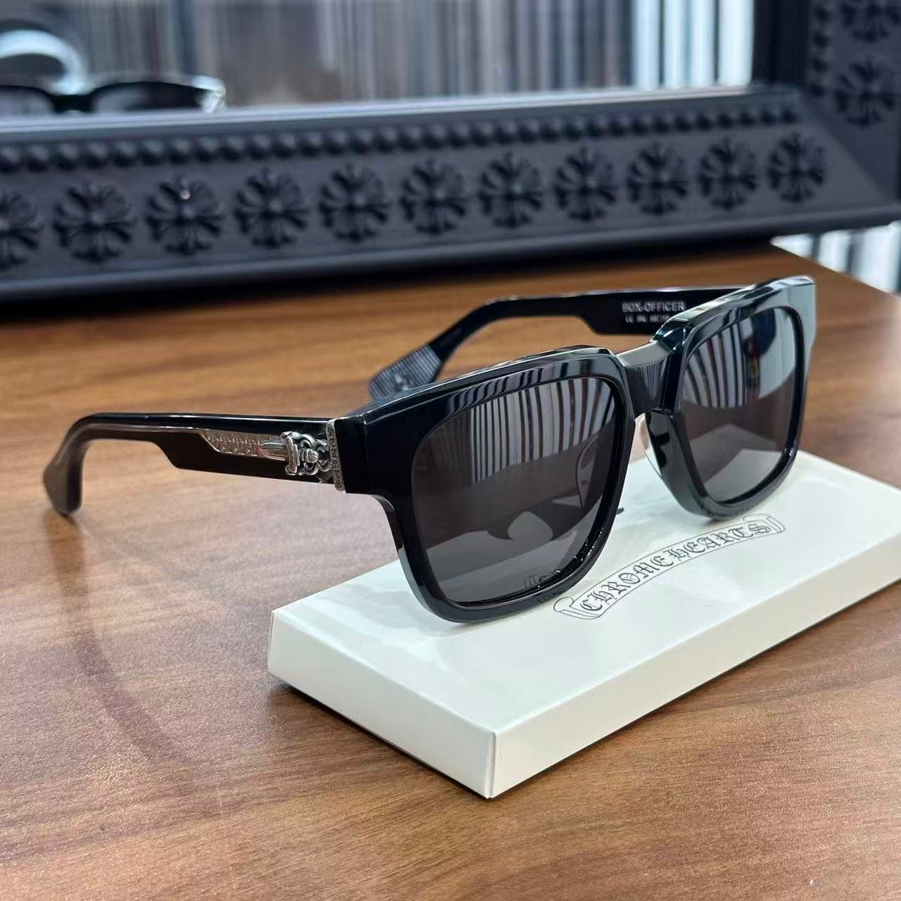Черные очки Chrome Hearts BOX-OFFICER с темными линзами на белой подставке