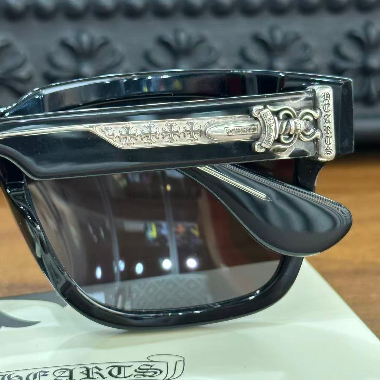 Крупный план серебряной детали Dagger на дужке очков Chrome Hearts BOX-OFFICER