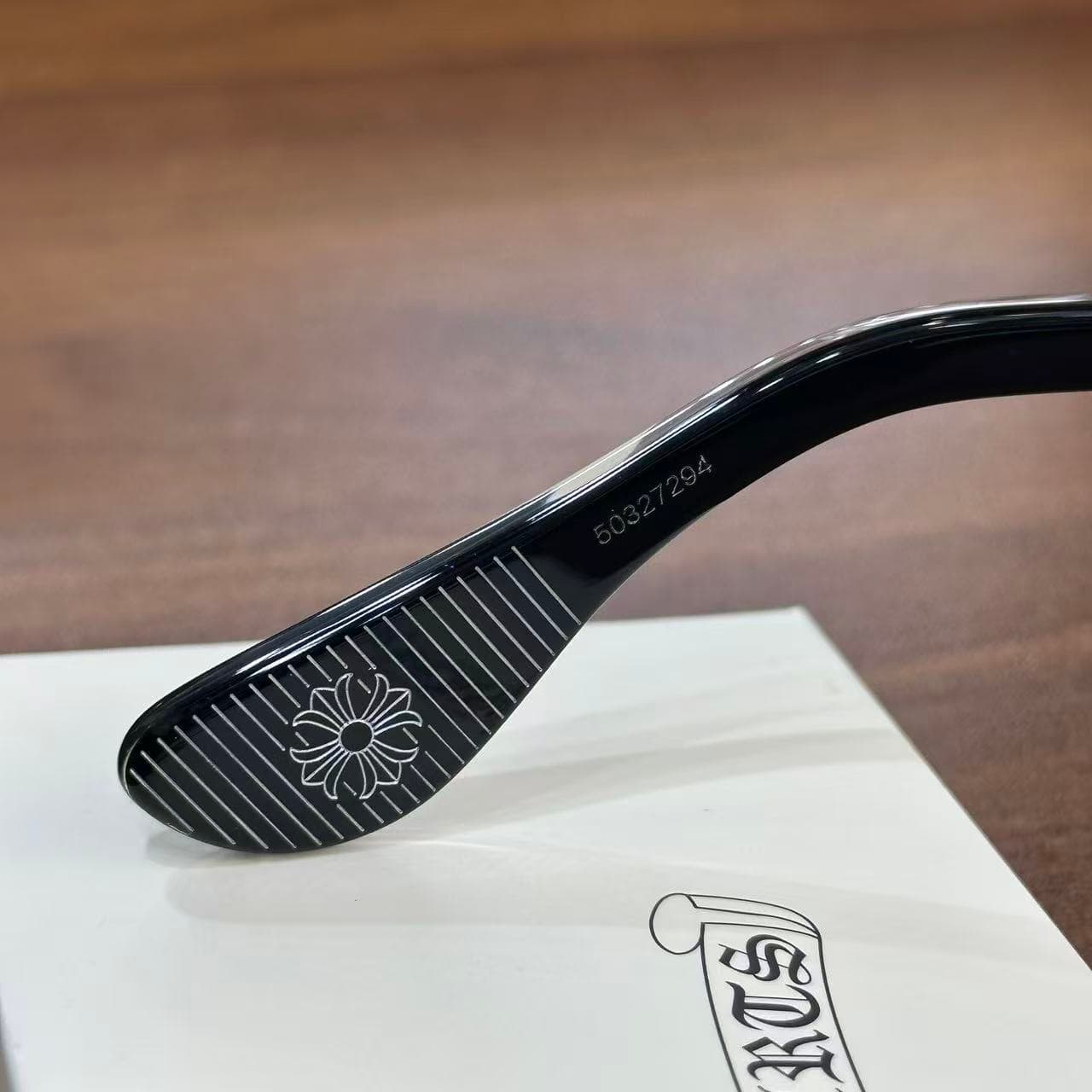 Наконечник заушника очков Chrome Hearts с фирменным орнаментом и серийным номером
