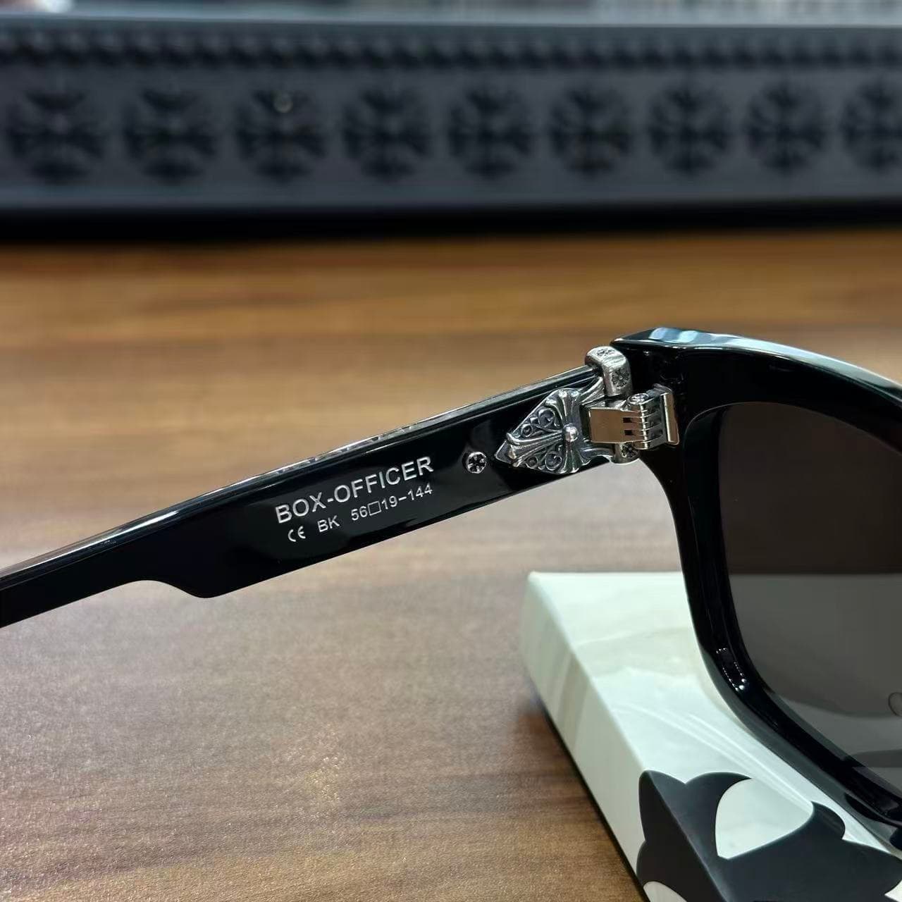 Внутренняя сторона заушника очков Chrome Hearts с маркировкой модели BOX-OFFICER 56-19-144