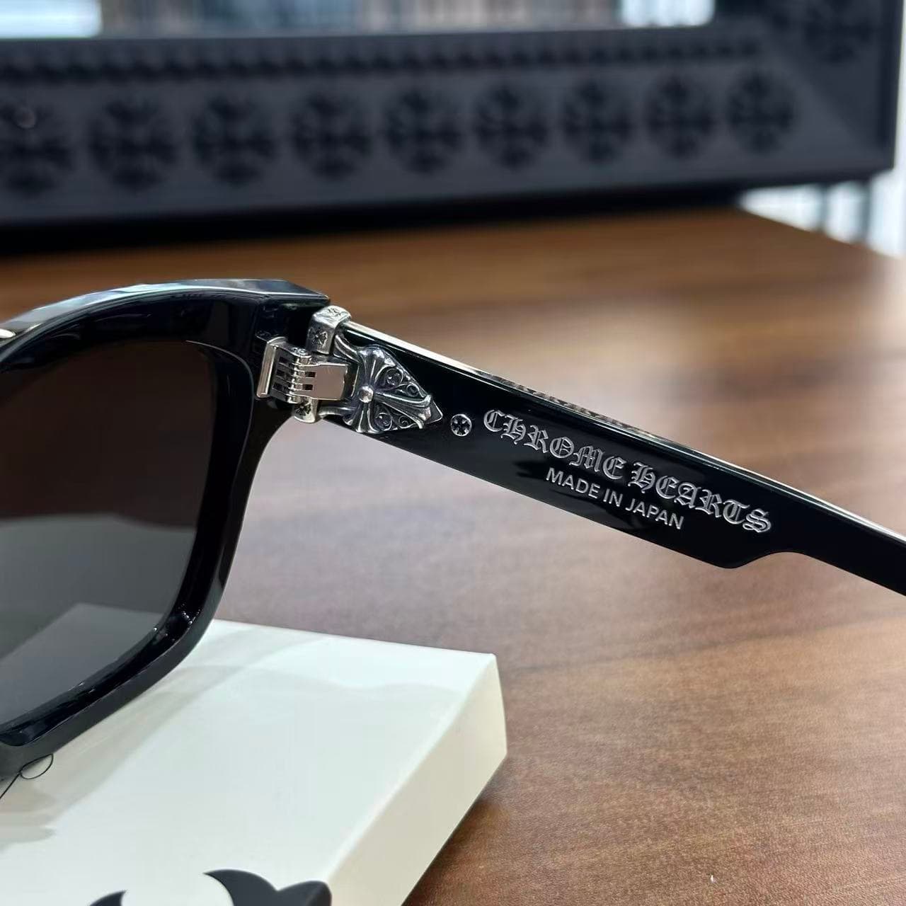 Гравировка Chrome Hearts Made in Japan на внутренней стороне заушника