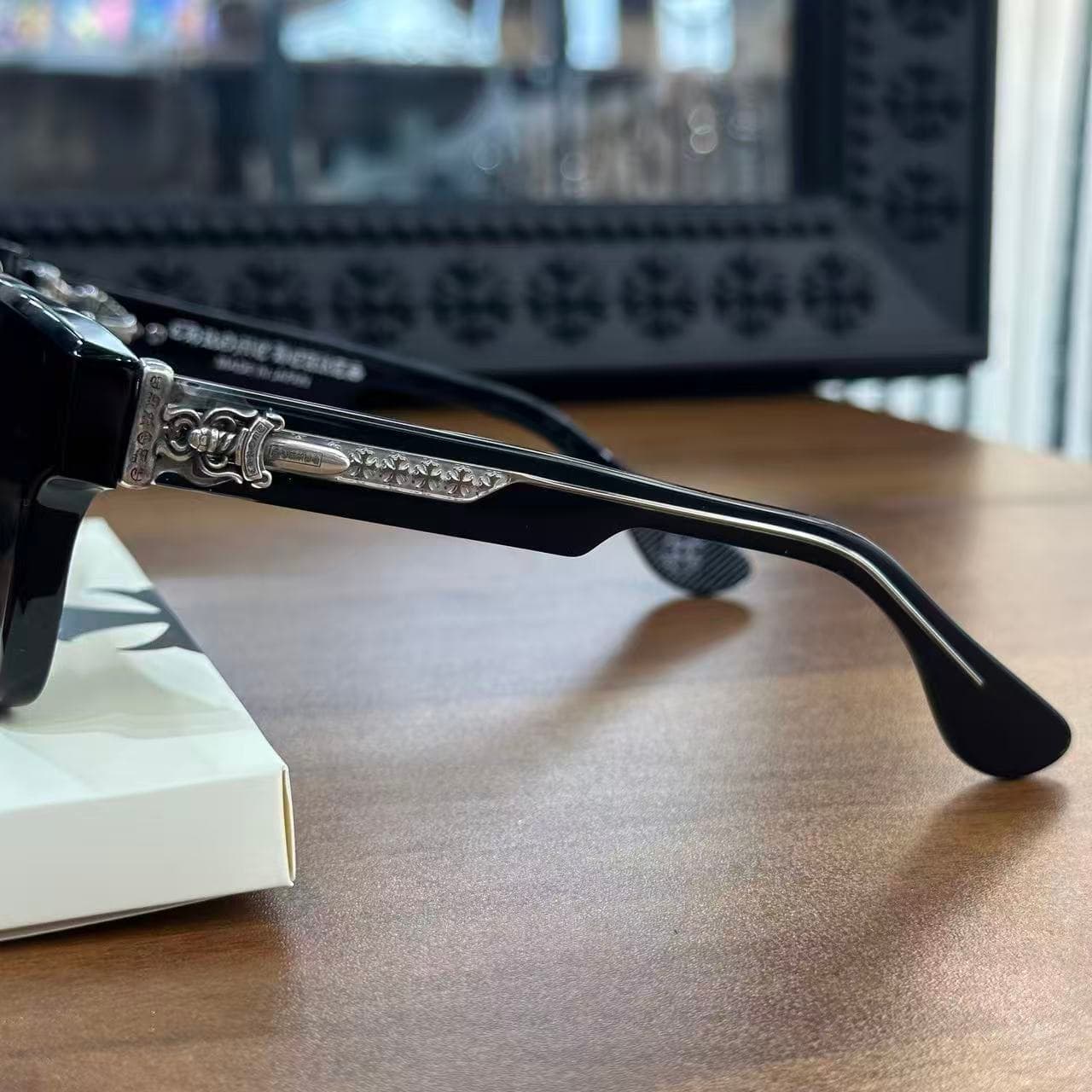 Очки Chrome Hearts BOX-OFFICER, вид сбоку с серебряным декором на дужке