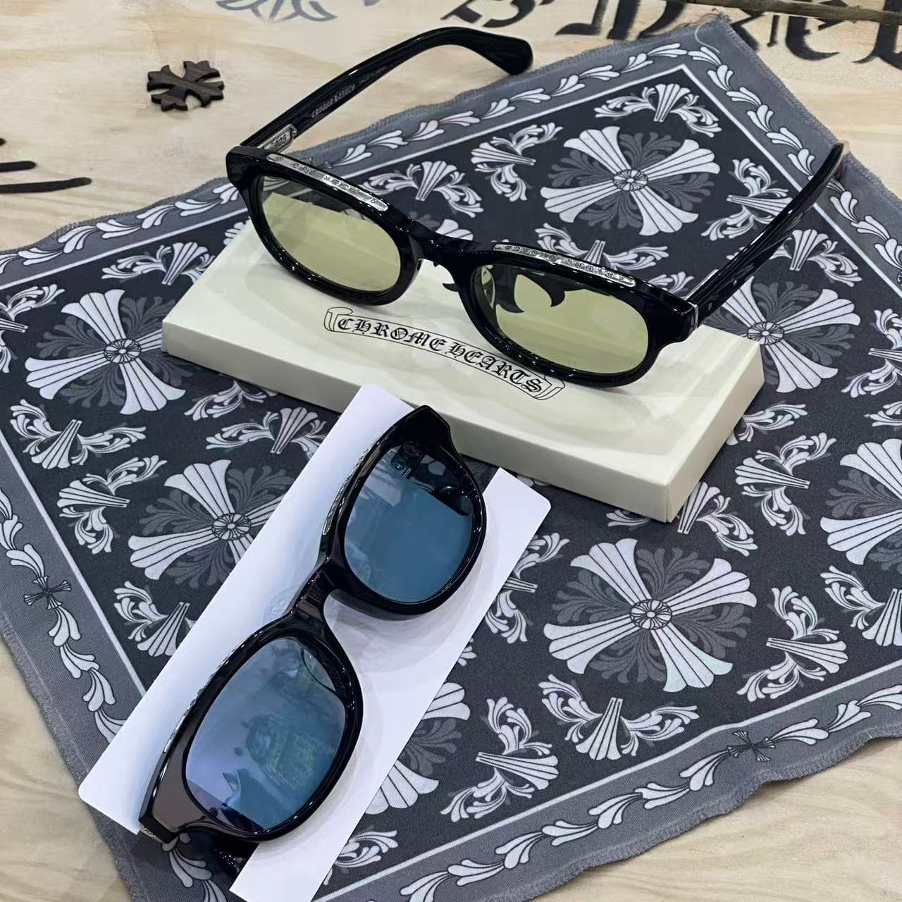 Две оправы Chrome Hearts LOWRIDER с линзами разного оттенка на фирменной салфетке