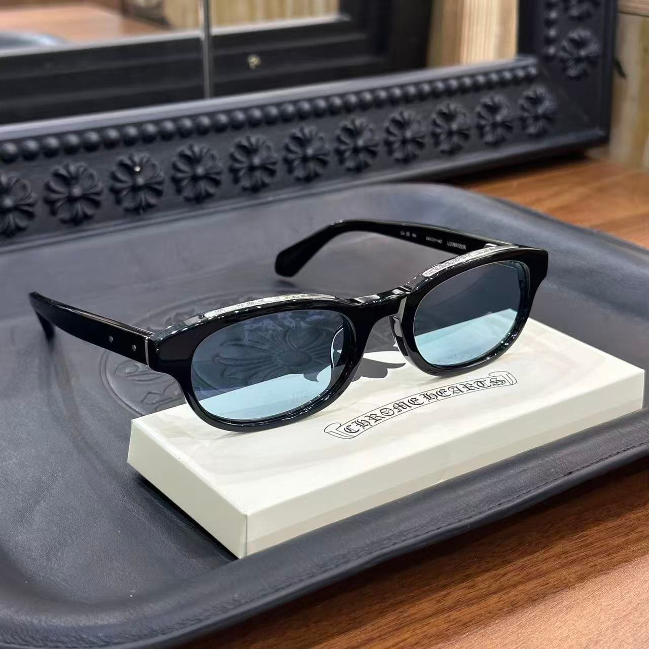 Очки Chrome Hearts LOWRIDER с тонированными линзами на белой подставке