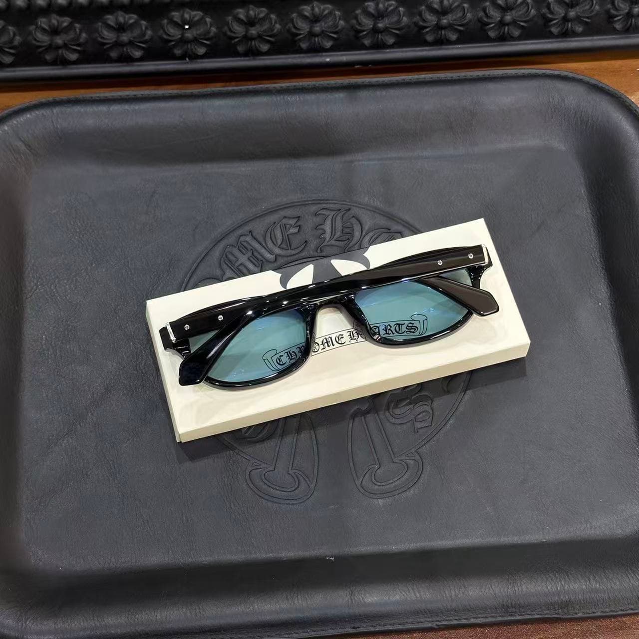 Очки Chrome Hearts LOWRIDER, вид сверху на кожаном подносе