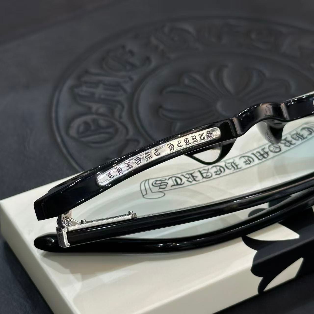 Верхняя планка оправы Chrome Hearts с гравированной серебряной пластиной